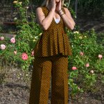 Ensemble Femme Élégant – Top Pépulum & Pantalon Large en Wax Marron et Jaune