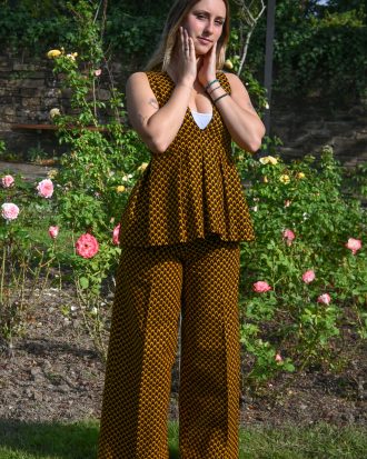 Ensemble Femme Élégant – Top Pépulum & Pantalon Large en Wax Marron et Jaune