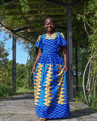 Ensemble haut et jupe longue en wax bleu et beige à motifs ondulés